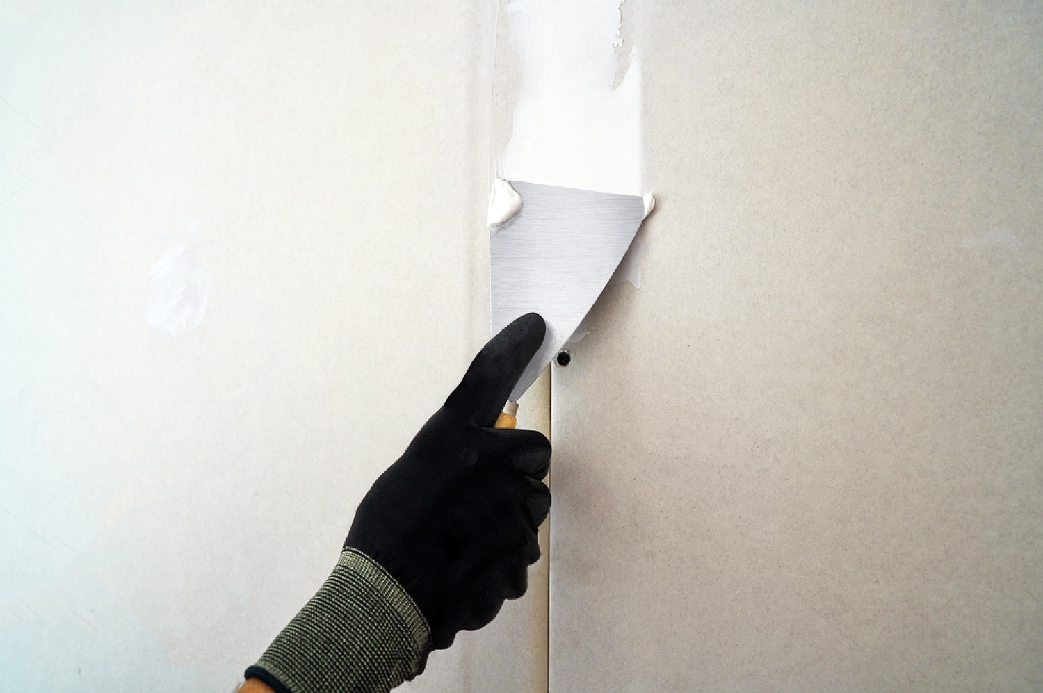 Uso de gesso em pó acarreta problemas no tratamento de juntas de drywall - Serviço deve ser feito apenas com massa (pronta ou em pó) específica